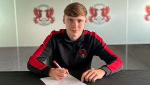 开云体育官网-官方：曼联与19岁中场穆尔豪斯续约3+1，将他外租至莱顿东方