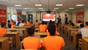 泰山足校西班牙籍青训总监埃里克，对球队前一天训练进行复盘总结