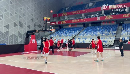 开云体育下载-中国女篮抵达合肥赛区 短暂休整后前往场馆进行踩场训练